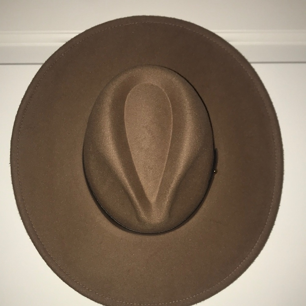 Wide brim hat